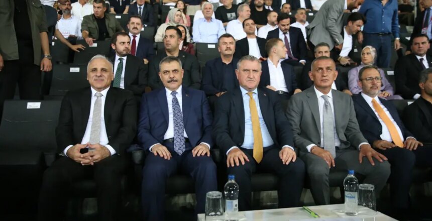 Bakanlar ve TFF Başkanı Süper Lig maçını tribünde takip etti