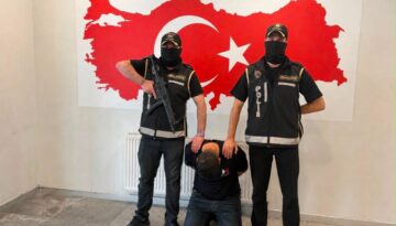 Bakü’de yakalanan suç örgütü şüphelisi Türkiye’ye getirildi