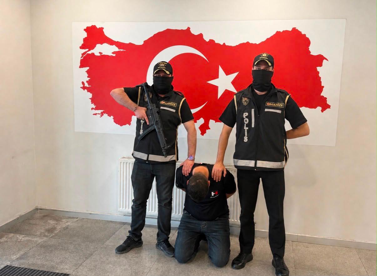 Bakü’de yakalanan suç örgütü şüphelisi Türkiye’ye getirildi