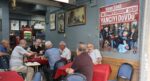 “Bana şans getirmiyorsun” dedi, yancıyı dövdü. Kahvehane afişi olay oldu, artık ayrı masadalar