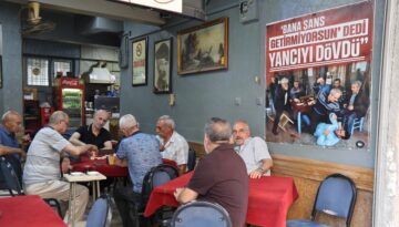 “Bana şans getirmiyorsun” dedi, yancıyı dövdü. Kahvehane afişi olay oldu, artık ayrı masadalar