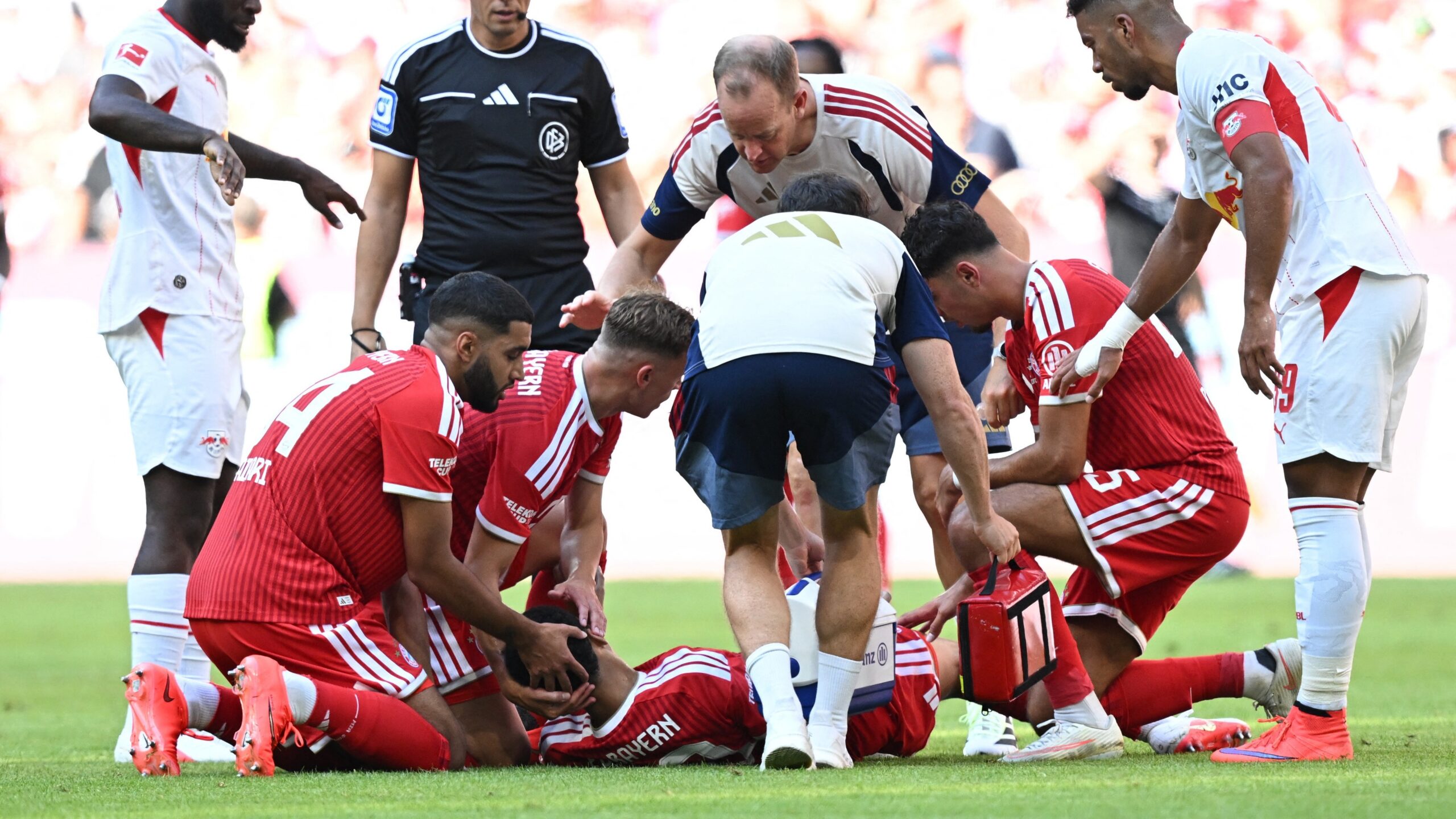 Bayern’in ünlü yıldızı, ikinci kez sahada bayıldı. Musiala, kısa süreliğine bilincini kaybetti