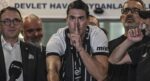 Beşiktaş’ın yeni yıldızı Vlahovic, İstanbul’a geldi ve taraftara Türkçe mesaj verdi