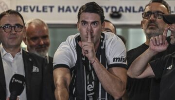 Beşiktaş’ın yeni yıldızı Vlahovic, İstanbul’a geldi ve taraftara Türkçe mesaj verdi