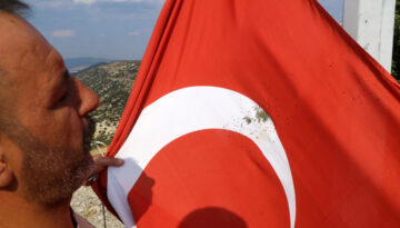 Burdur’da Türk bayrağına saldırı. Av tüfeği ile ateş ettiler