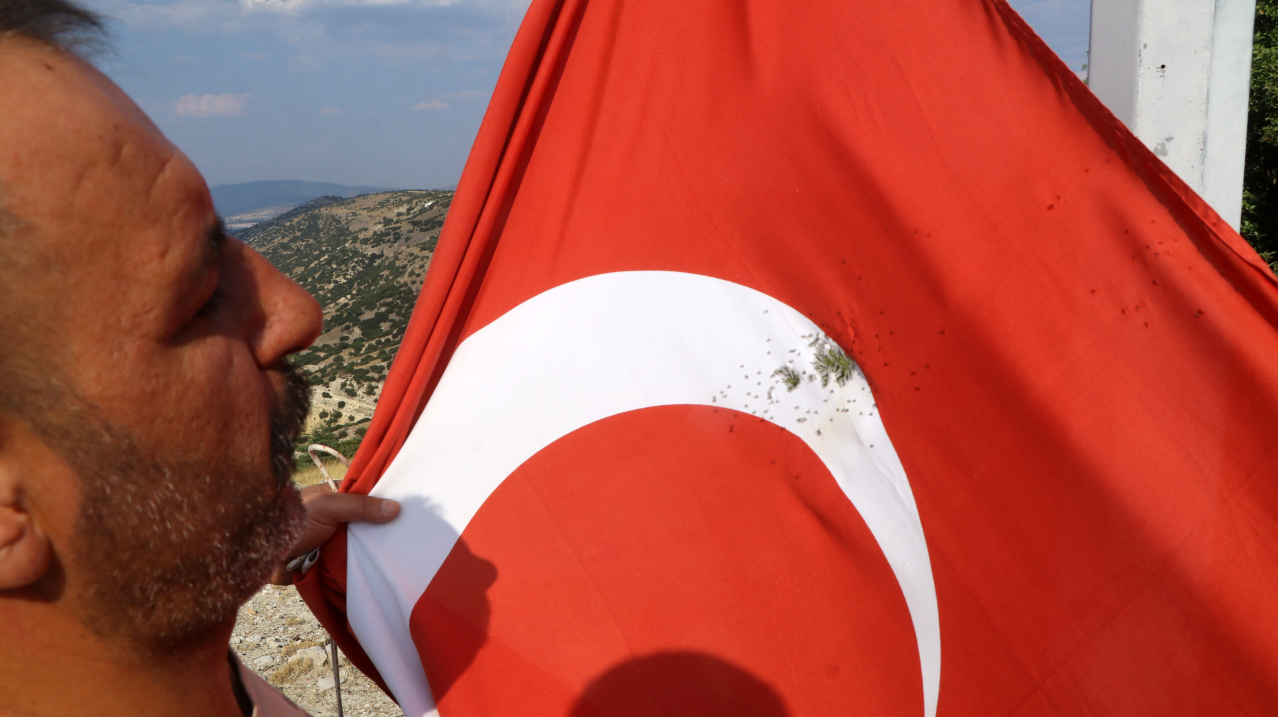 Burdur’da Türk bayrağına saldırı. Av tüfeği ile ateş ettiler