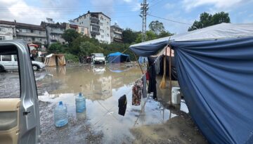Çadırları su bastı, işçiler zor durumda. Eşyalar, yiyecekler su altında kaldı