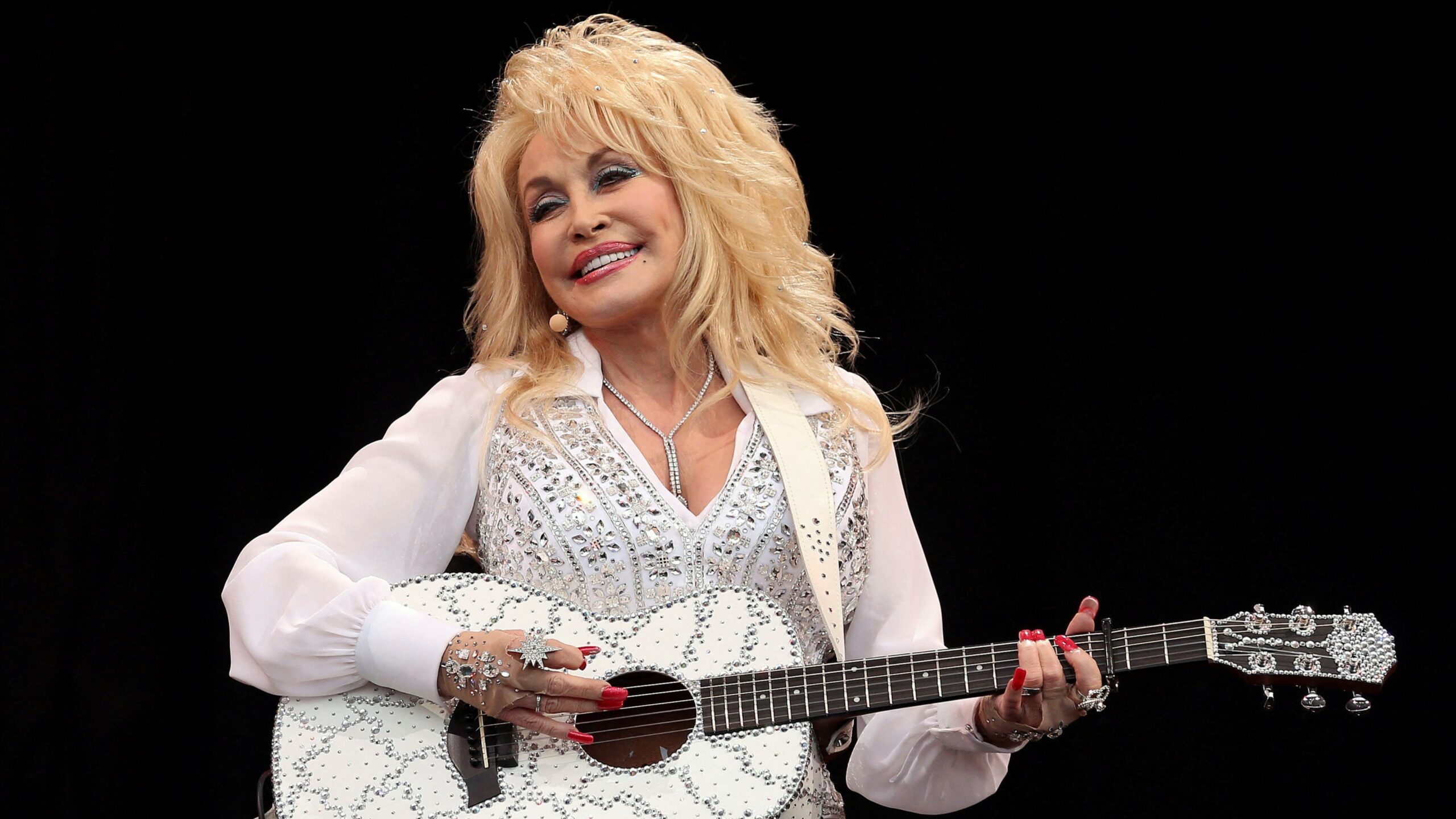 Country müziğin kraliçesi Dolly Parton hayatını kaybetti
