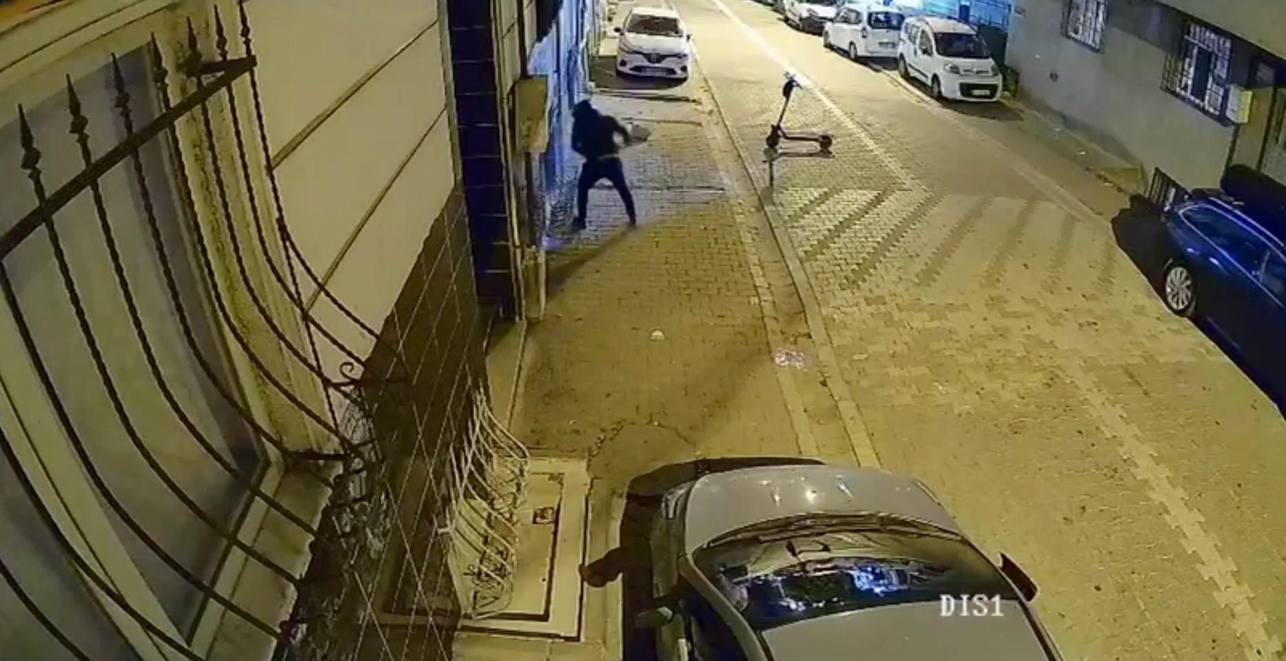 Dehşet anları: Eski sevgili binayı kundaklayıp camları kırdı