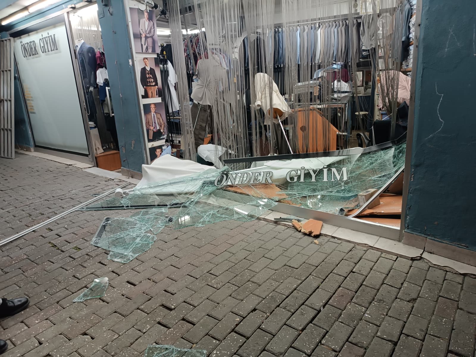 Dükkana dalan sürücü aracı bırakıp kaçtı
