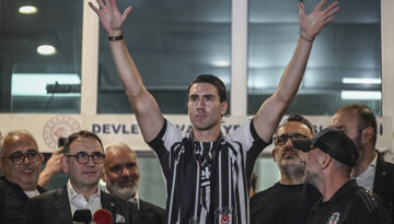 Dusan Vlahovic, imza töreninde Beşiktaş tribünlerini coşturdu. “Hazır mısınız?”