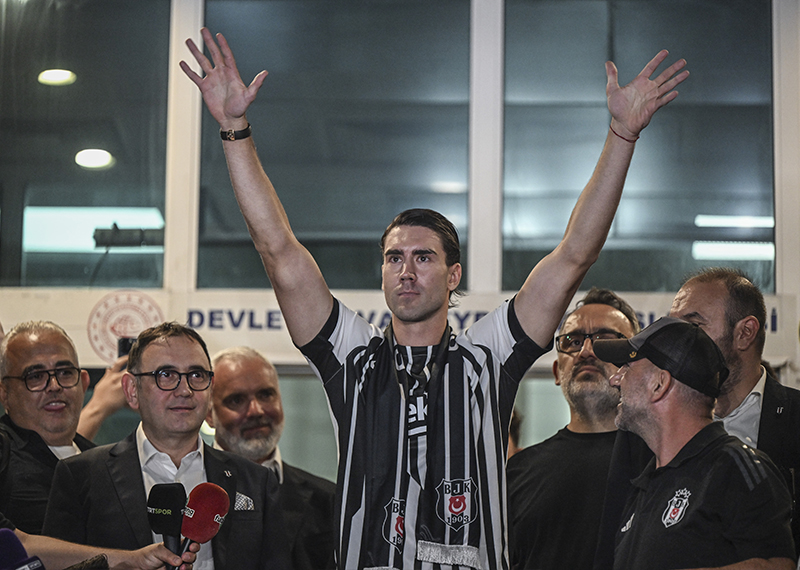 Dusan Vlahovic, imza töreninde Beşiktaş tribünlerini coşturdu. “Hazır mısınız?”