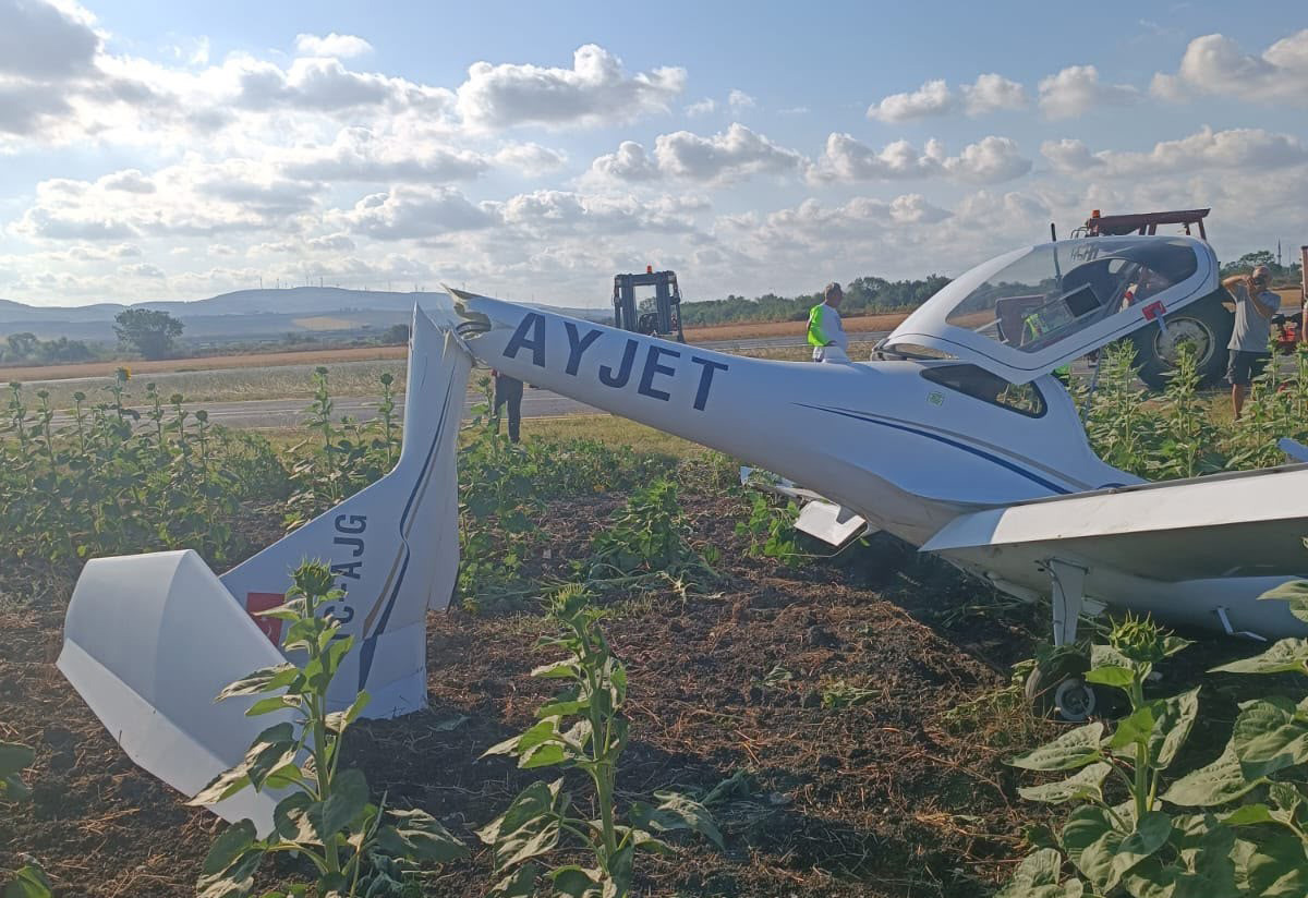 Eğitim uçağı sert iniş yaptı. Öğrenci pilot yaralandı