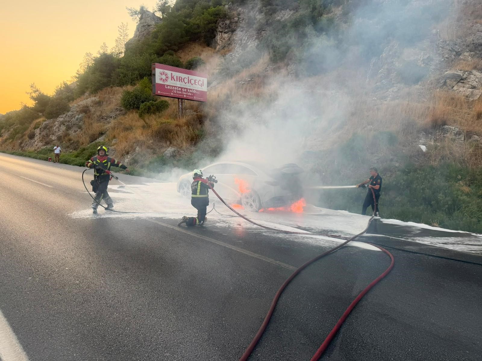 Elektrik araç yandı, 12 saatte söndürülemedi