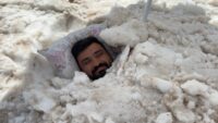 Erzincan’da ilginç serinleme yöntemi. Sıcaktan bunalıp karın içine girdi