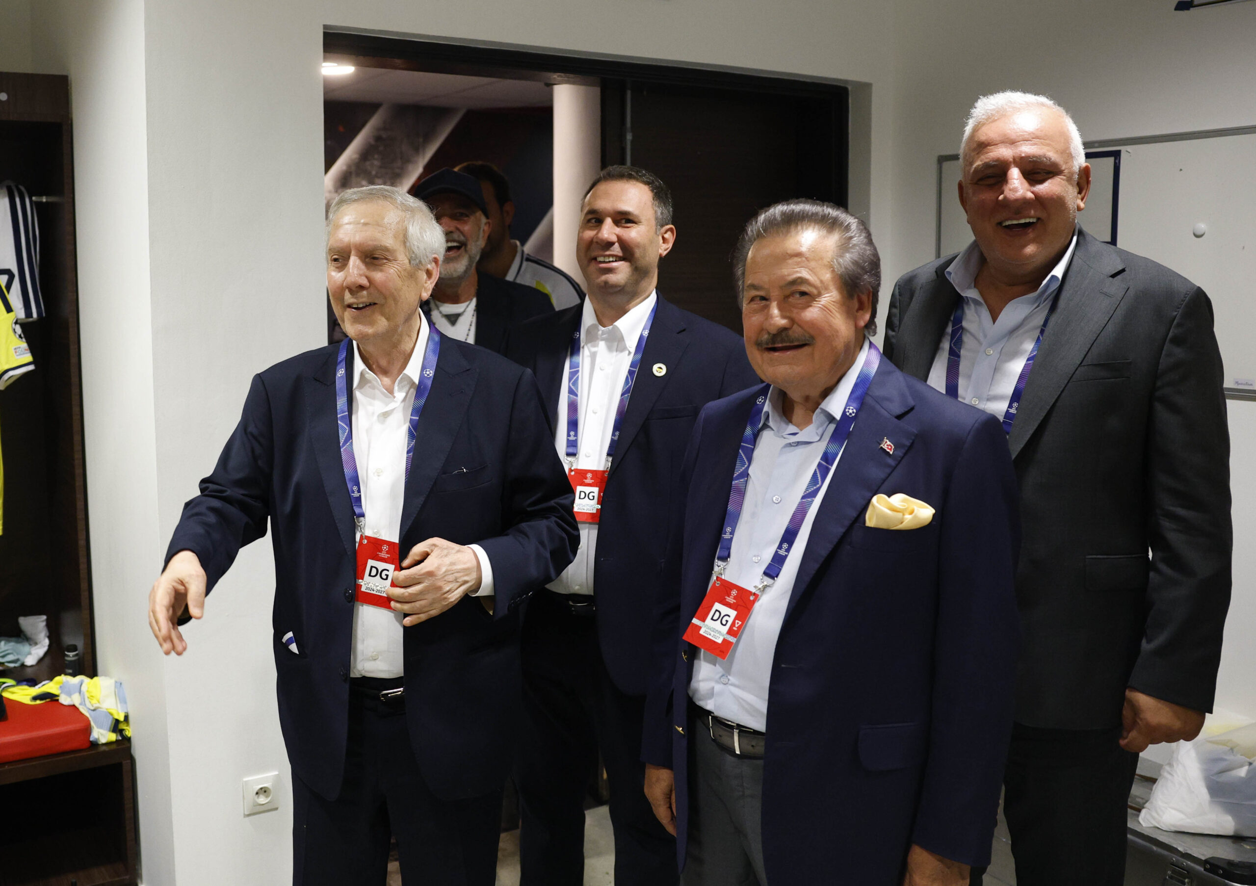 Fenerbahçe Lyon’u eledi, başkan Aziz Yıldırım hemen soyunma odasına indi