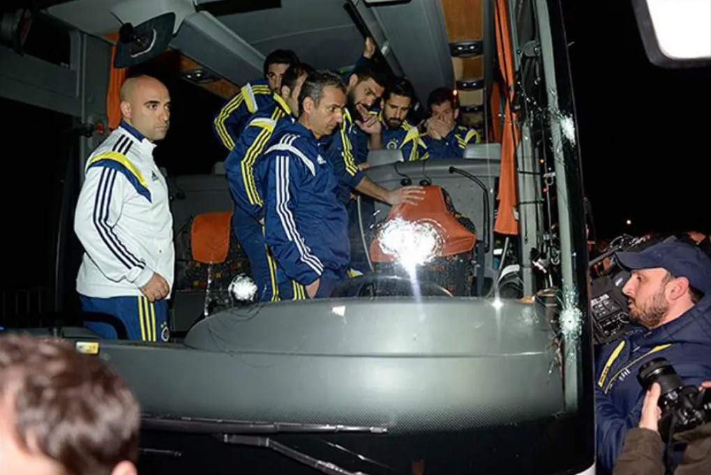 Fenerbahçe’den takım otobüsüne saldırı dosyasına ilişkin açıklama. “5 kişiyle sınırlı kalmayacak”