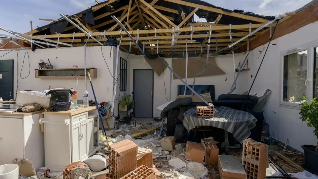 Fransa’da nadir görülen hortum felaketi. 39 yaralı, yüzlerce ev hasarlı