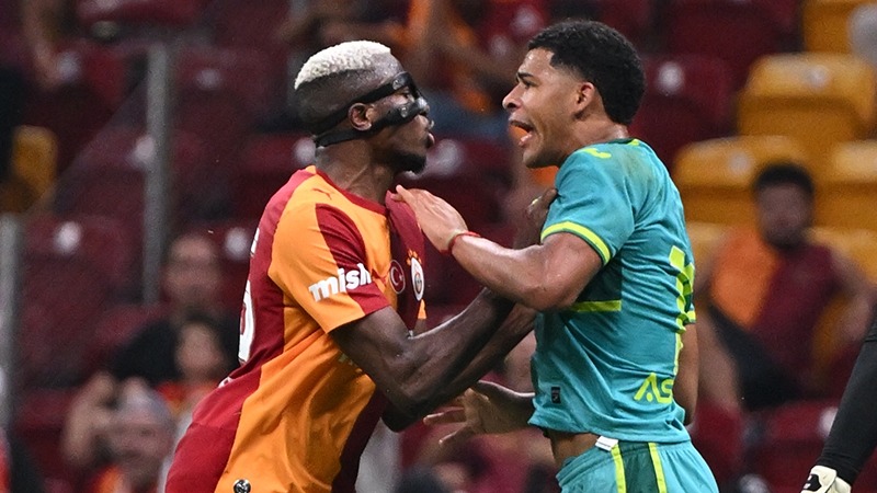 Galatasaray-Villarreal maçında olay. Osimhen’i 5 kişi zor tuttu