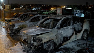 Galerideki araçlar alevlere teslim oldu. Kundaklama şüphesi üzerinde duruluyor