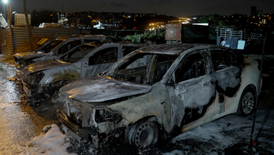 Galerideki araçlar alevlere teslim oldu. Kundaklama şüphesi üzerinde duruluyor