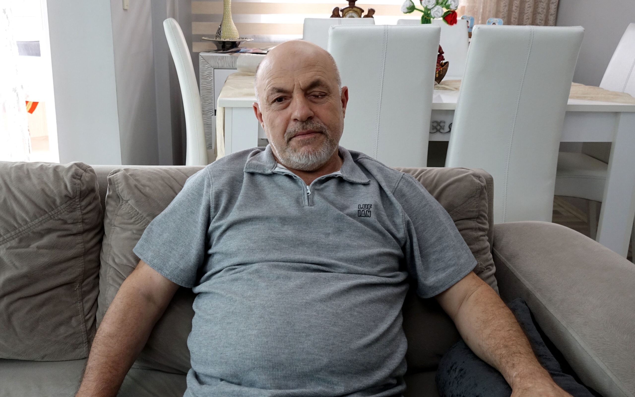 Gözlükten kurtulmak istedi, akıllı lens taktırdı. Gözünü tamamen kaybetti