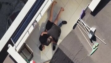 İki milyon liralık altınla kaçan kuyumcu kuryesi çatıda yakalandı