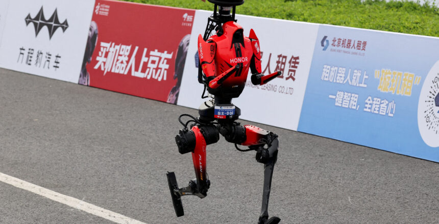 İnsansı robot Usain Bolt’un 17 yıllık rekorunu kırdı