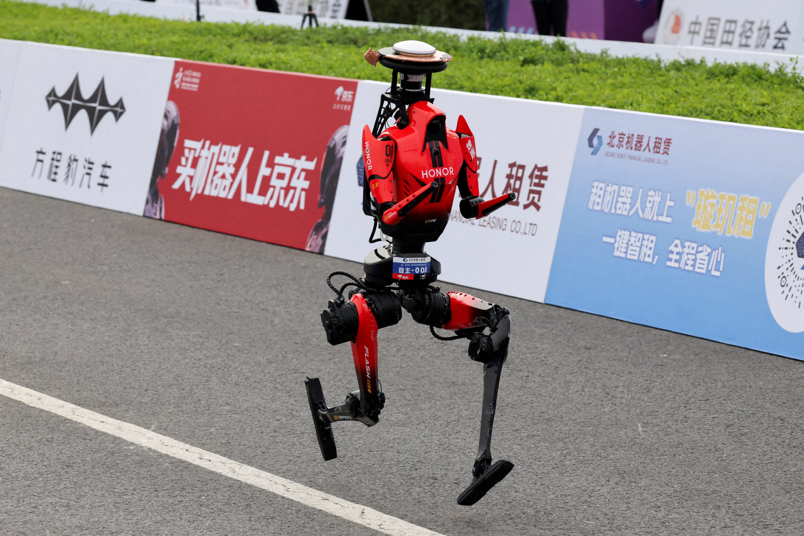İnsansı robot Usain Bolt’un 17 yıllık rekorunu kırdı