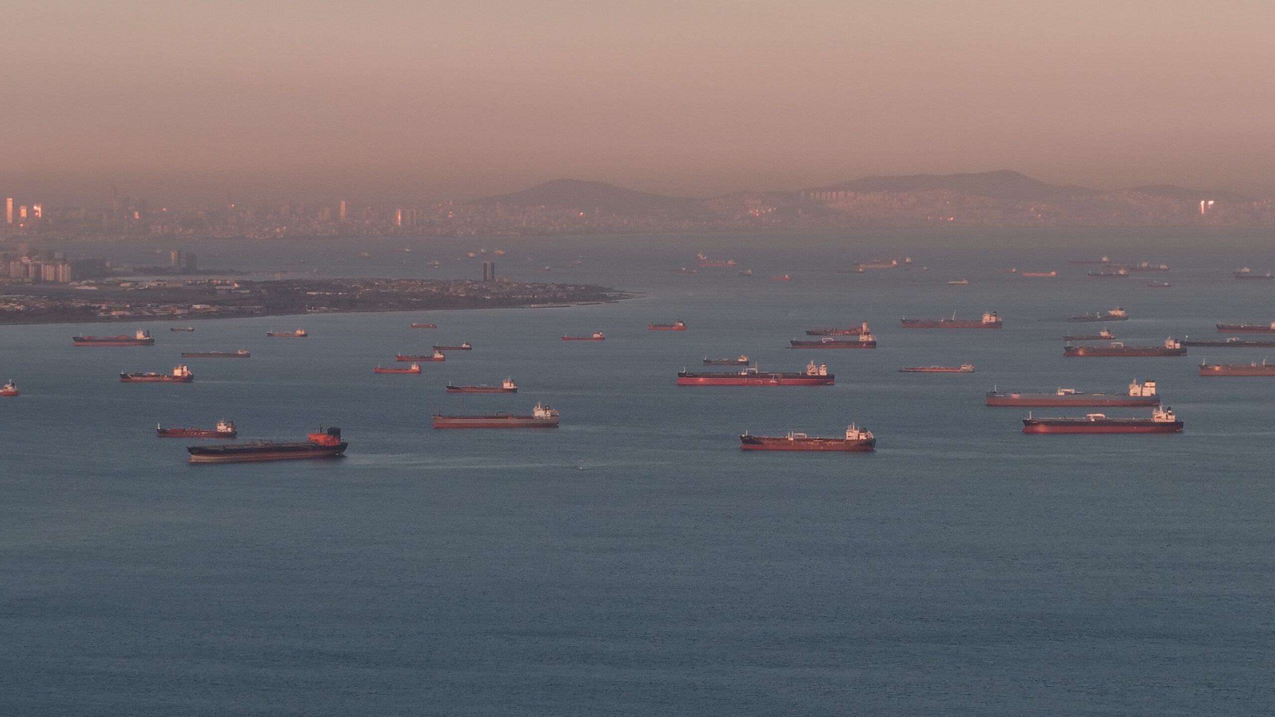 İstanbul açıklarındaki tanker yoğunluğu havadan görüntülendi