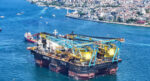 İstanbul Boğazı’ndan bir dev geçti. Köprülerin altından geçebilmek için kulelerini yatırdı
