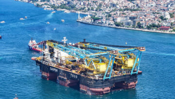 İstanbul Boğazı’ndan bir dev geçti. Köprülerin altından geçebilmek için kulelerini yatırdı