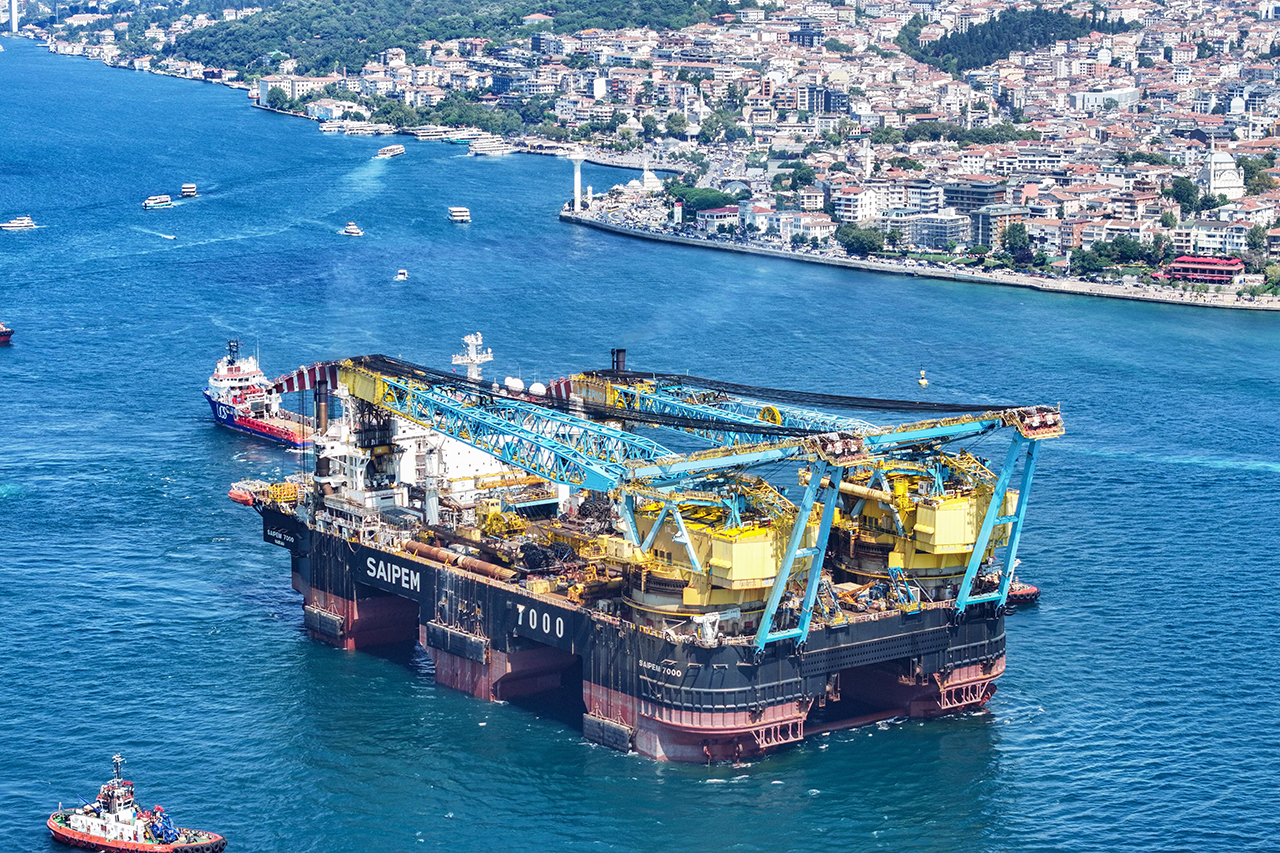 İstanbul Boğazı’ndan bir dev geçti. Köprülerin altından geçebilmek için kulelerini yatırdı