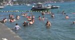 İstanbul’da sıcak hava alarmı: Serinlemek için Boğaz’a girdiler