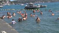İstanbul’da sıcak hava alarmı: Serinlemek için Boğaz’a girdiler