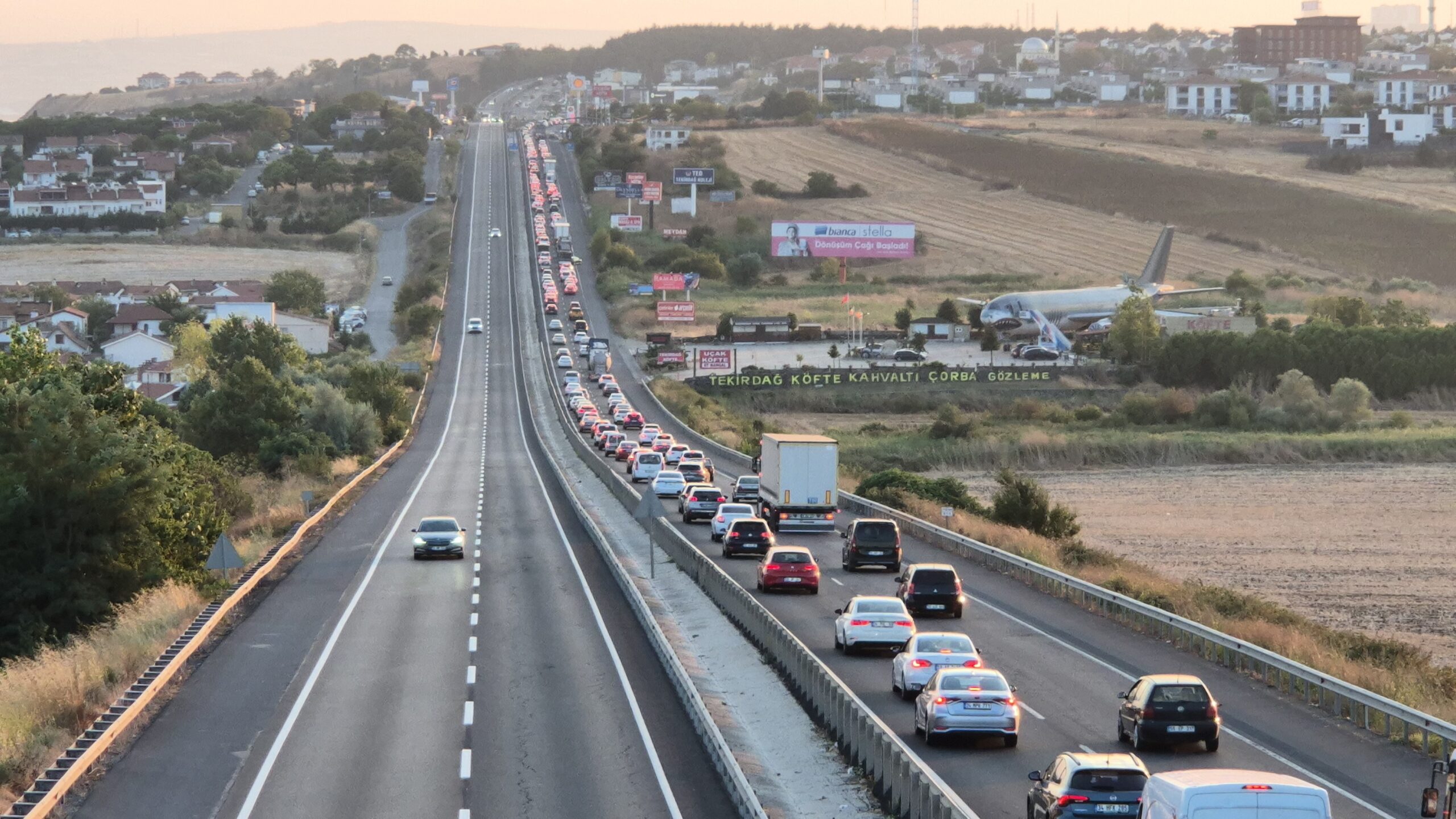 İstanbul’dan Tekirdağ’a hafta sonu akını: Kilometrelerce araç kuyruğu oluştu