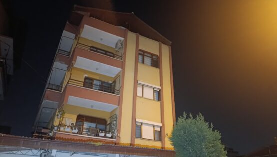 Kocaeli’de 4 katlı bina boşaltıldı. Kolon ve kirişlerinden ses geldi