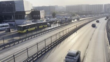 Küçükçekmece’de otomobil, İETT otobüsüne çarptı. 3 kişi hayatını kaybetti