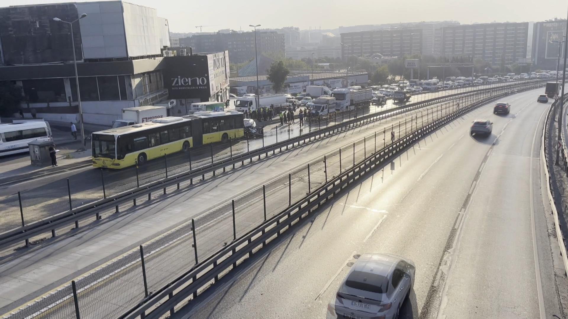 Küçükçekmece’de otomobil, İETT otobüsüne çarptı. 3 kişi hayatını kaybetti