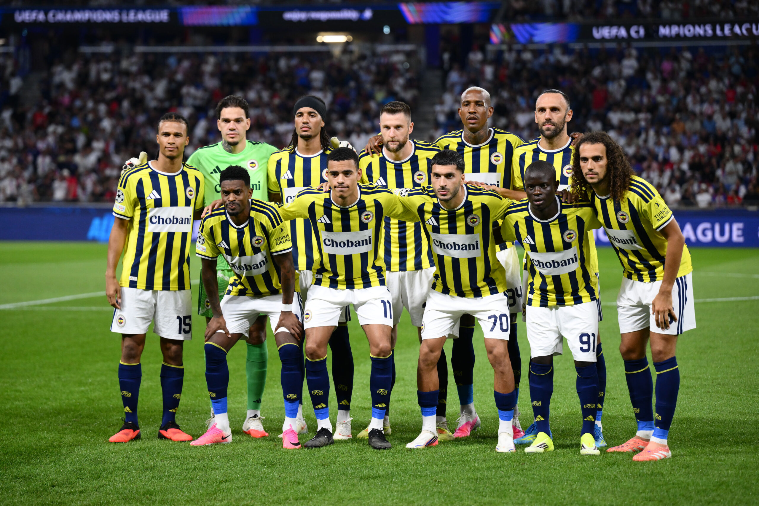 Lyon-Fenerbahçe maçı bitti, saha içi karıştı. Guendouzi’ye saldırı girişimi
