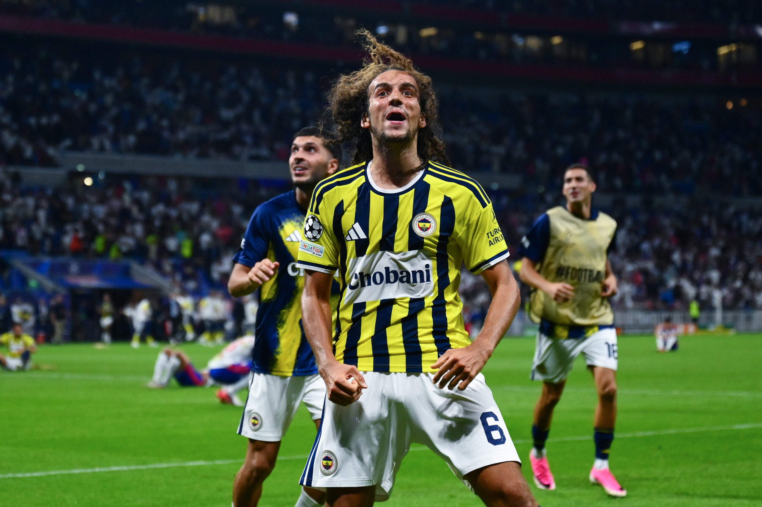 Lyon maçındaki kavganın Fenerbahçe’ye faturası ağır olabilir. Kaç maç ceza gelecek?