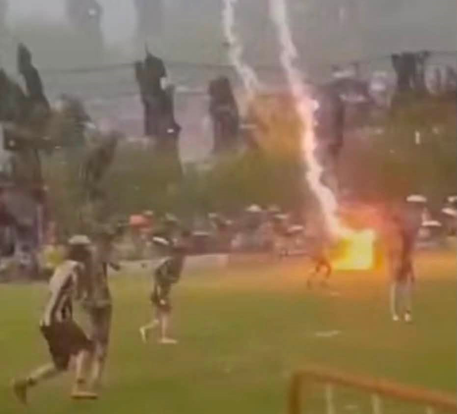 Maç oynanırken sahaya yıldırım düştü. Bir futbolcu öldü
