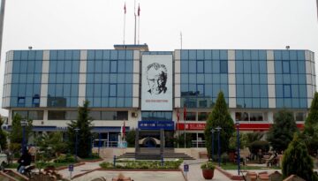 Menderes Belediyesi’ne operasyon. Başkan İlkay Çiçek dahil 13 kişi gözaltında