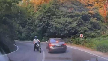Motosikletin otomobile çarptığı kaza, araç içi kamerasında