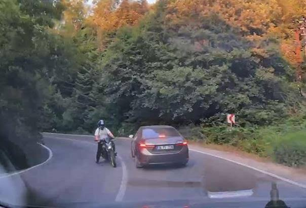Motosikletin otomobile çarptığı kaza, araç içi kamerasında