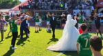 Nikah masasından tribüne geldiler. Gelin ve damat maç sonu sahada çiftetelli oynadı