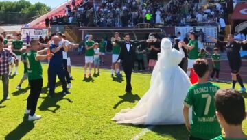 Nikah masasından tribüne geldiler. Gelin ve damat maç sonu sahada çiftetelli oynadı