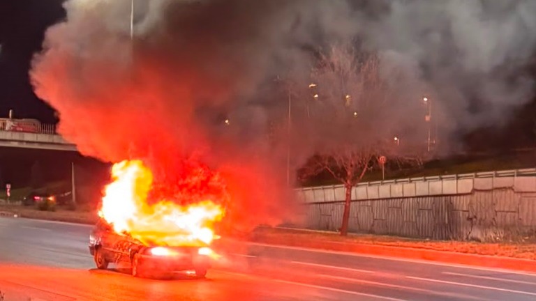 Otomobil seyir halinde alev aldı, sürücü yaralı kurtuldu