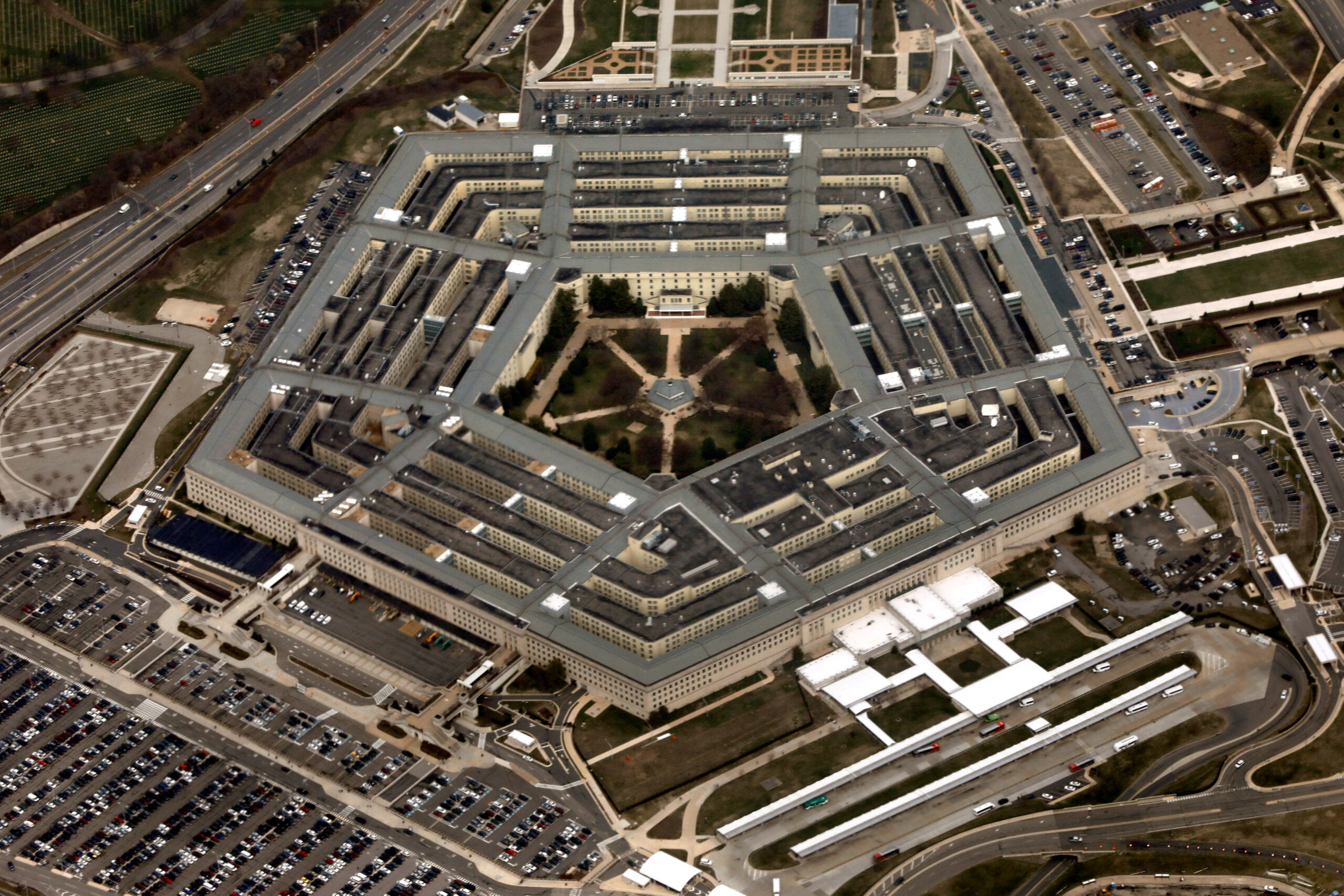 Pentagon, kendi gazetesinin tepe yönetimini tasfiye etti