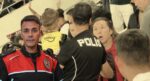 Polis, tribünden kurtardığı Fenerbahçeli minikle diyaloğunu anlattı. Çocuğun sorusu yürek yaktı